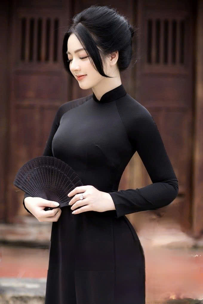 Áo dài đơn màu đen có cổ truyền thống