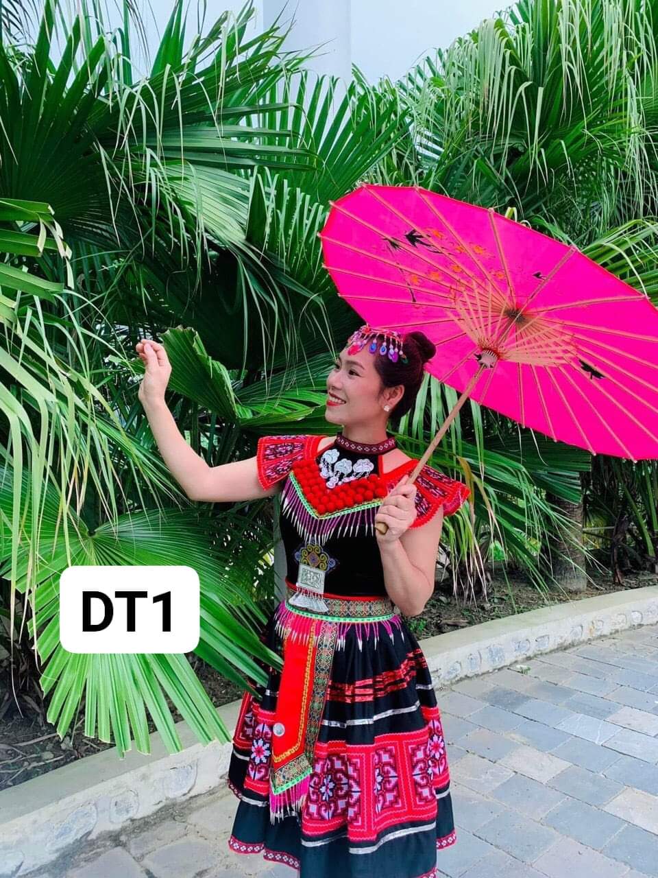 Trang phục biểu diễn dân tộc