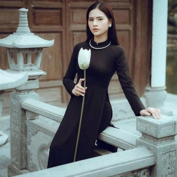 Áo dài đơn màu đen có cổ truyền thống