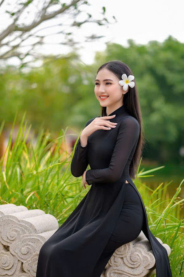 Áo dài đơn màu đen có cổ truyền thống
